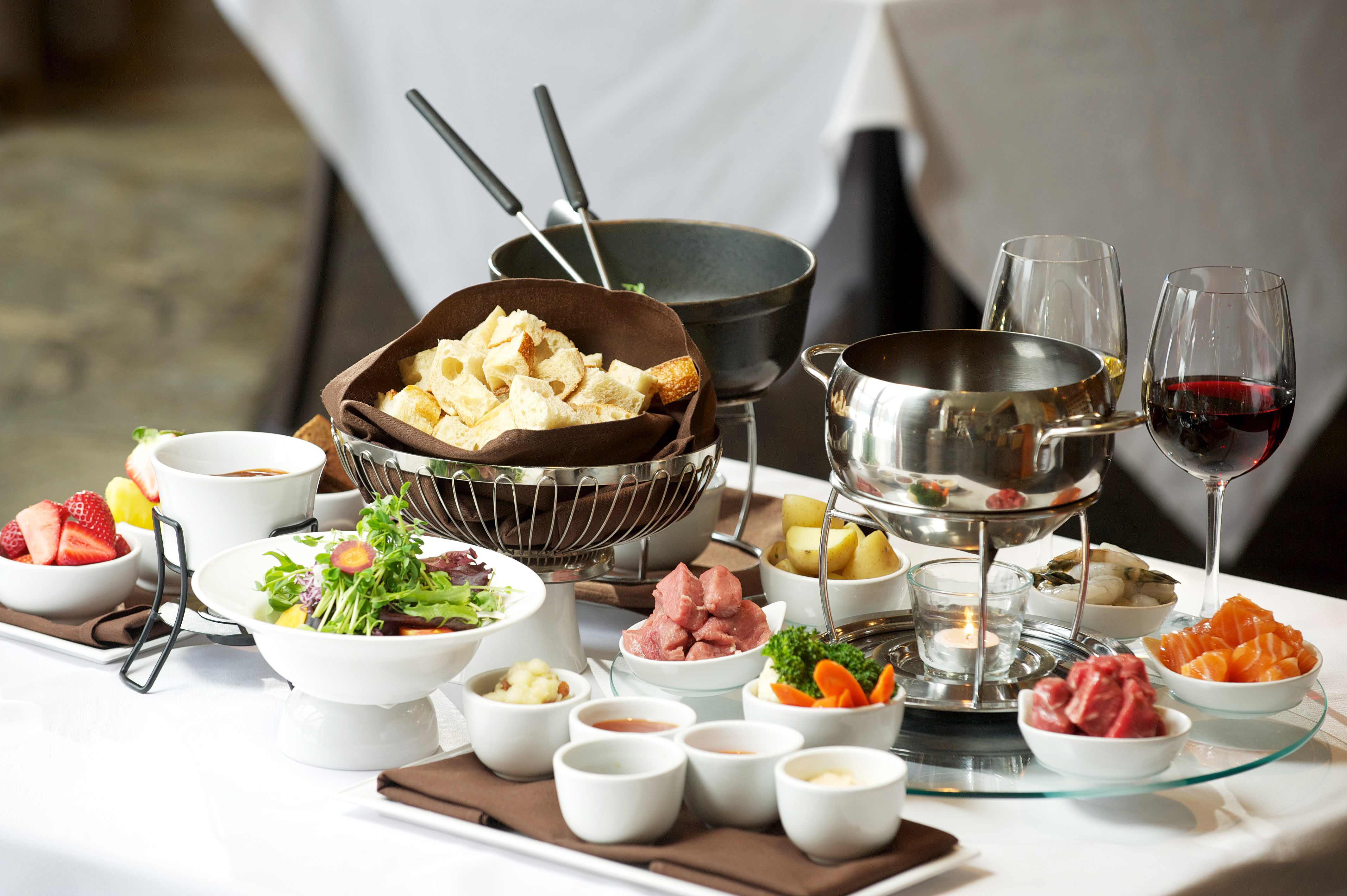 Traiteurassortiment voor een feestelijke tafel